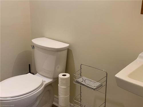 1084 Quaker Road, Fonthill, ON - Indoor Photo Showing Bathroom