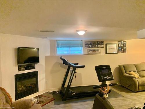 1084 Quaker Road, Fonthill, ON - Indoor Photo Showing Gym Room