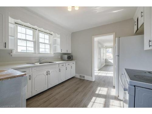 7813 Beaverdams Road, Niagara Falls, ON - Indoor Photo Showing Kitchen With Double Sink