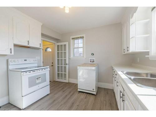 7813 Beaverdams Road, Niagara Falls, ON - Indoor Photo Showing Kitchen With Double Sink