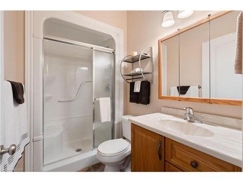 8028 Booth Street, Niagara Falls, ON - Indoor Photo Showing Bathroom
