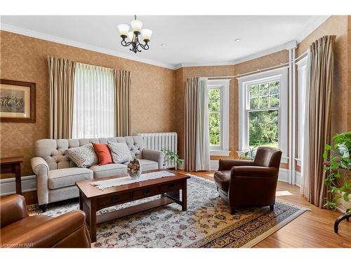 110 Main Street E, Grimsby, ON - Indoor Photo Showing Living Room