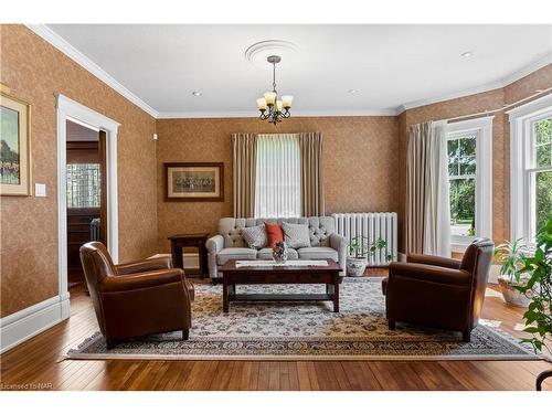 110 Main Street E, Grimsby, ON - Indoor Photo Showing Living Room