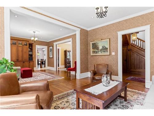 110 Main Street E, Grimsby, ON - Indoor Photo Showing Living Room