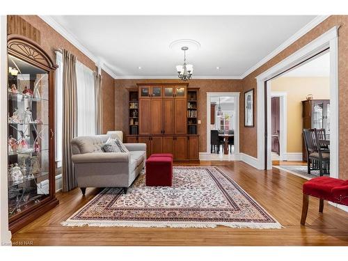 110 Main Street E, Grimsby, ON - Indoor Photo Showing Living Room