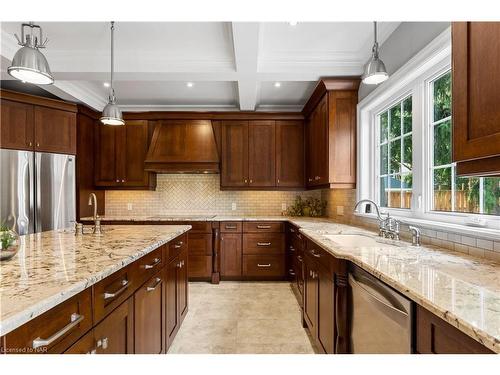 110 Main Street E, Grimsby, ON - Indoor Photo Showing Kitchen With Upgraded Kitchen