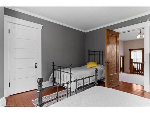 110 Main Street E, Grimsby, ON - Indoor Photo Showing Bedroom