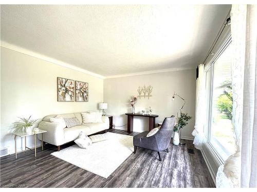 92 Jacobson Avenue, St. Catharines, ON - Indoor Photo Showing Living Room