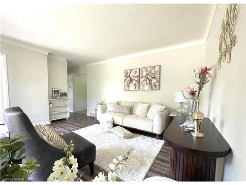 92 Jacobson Avenue, St. Catharines, ON - Indoor Photo Showing Living Room