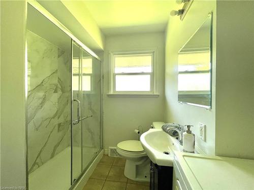 92 Jacobson Avenue, St. Catharines, ON - Indoor Photo Showing Bathroom