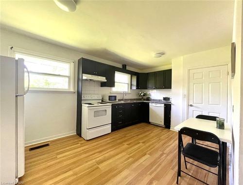 92 Jacobson Avenue, St. Catharines, ON - Indoor Photo Showing Kitchen