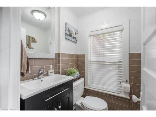 4743 Epworth Circle, Niagara Falls, ON - Indoor Photo Showing Bathroom