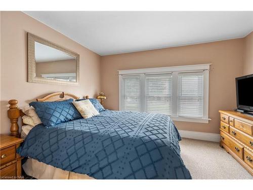 4743 Epworth Circle, Niagara Falls, ON - Indoor Photo Showing Bedroom