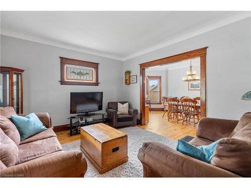 4743 Epworth Circle, Niagara Falls, ON - Indoor Photo Showing Living Room