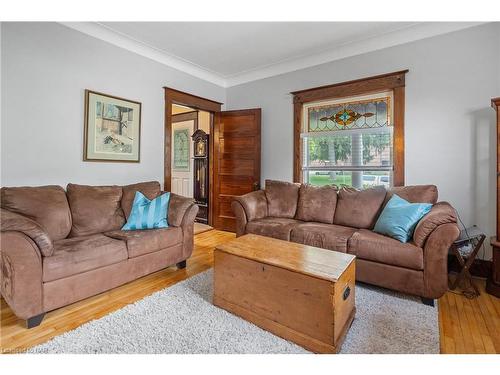 4743 Epworth Circle, Niagara Falls, ON - Indoor Photo Showing Living Room