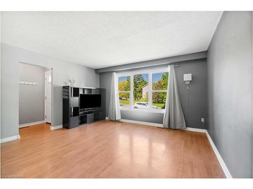 43 Greystone Crescent, St. Catharines, ON - Indoor Photo Showing Living Room