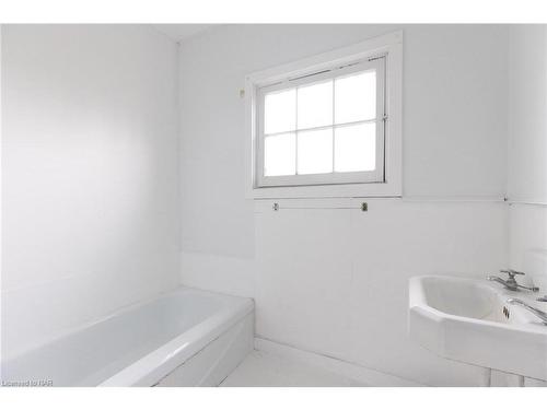 3042 Bethune Avenue, Ridgeway, ON - Indoor Photo Showing Bathroom