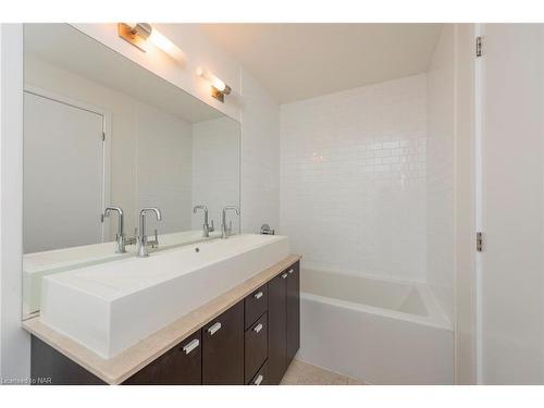 405-103 The Queensway, Toronto, ON - Indoor Photo Showing Bathroom