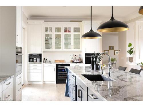 32 Breckenridge Boulevard, St. Catharines, ON - Indoor Photo Showing Kitchen With Upgraded Kitchen