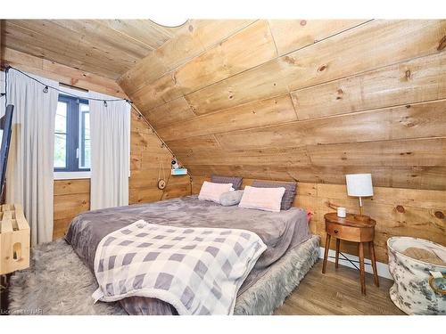 20 Loomis Crescent Crescent, Crystal Beach, ON - Indoor Photo Showing Bedroom