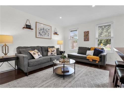 8039 Aintree Drive, Niagara Falls, ON - Indoor Photo Showing Living Room