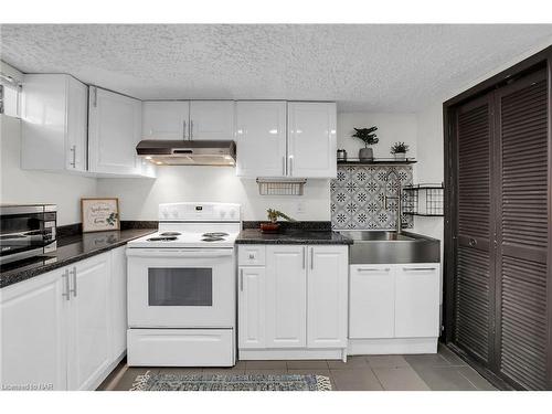 8039 Aintree Drive, Niagara Falls, ON - Indoor Photo Showing Kitchen