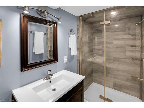 8039 Aintree Drive, Niagara Falls, ON - Indoor Photo Showing Bathroom