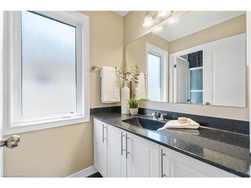 6500 St. Michael Avenue, Niagara Falls, ON - Indoor Photo Showing Bathroom