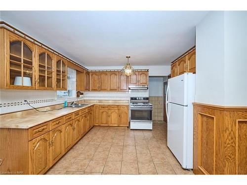 6299 Murray Street, Niagara Falls, ON - Indoor Photo Showing Kitchen With Double Sink