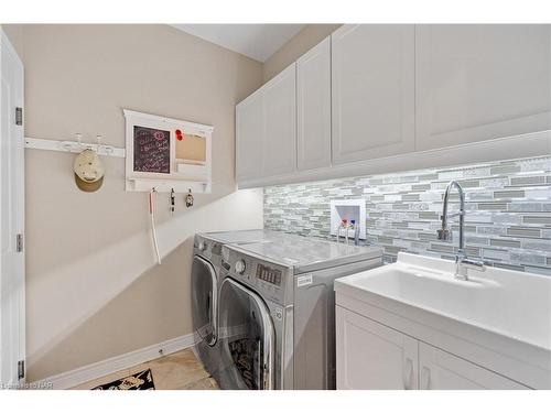 8943 Black Forest Crescent, Niagara Falls, ON - Indoor Photo Showing Laundry Room
