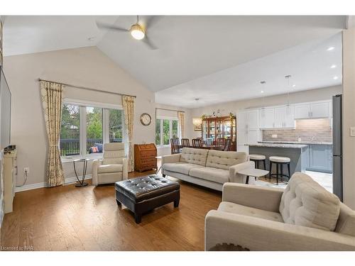 8943 Black Forest Crescent, Niagara Falls, ON - Indoor Photo Showing Living Room