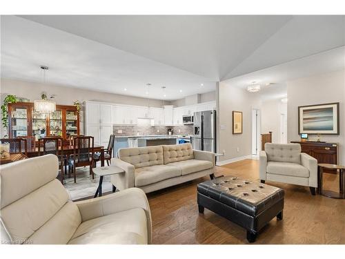 8943 Black Forest Crescent, Niagara Falls, ON - Indoor Photo Showing Living Room