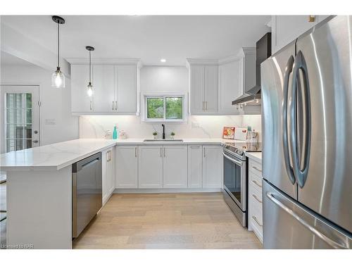 4477 Third Avenue, Niagara Falls, ON - Indoor Photo Showing Kitchen With Upgraded Kitchen