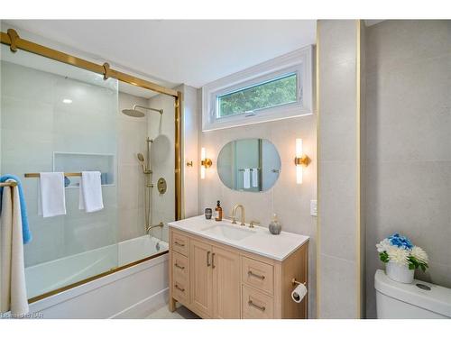 4477 Third Avenue, Niagara Falls, ON - Indoor Photo Showing Bathroom