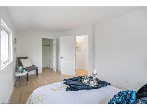 4477 Third Avenue, Niagara Falls, ON - Indoor Photo Showing Bedroom