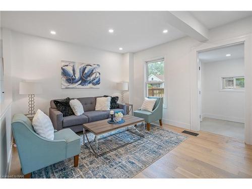 4477 Third Avenue, Niagara Falls, ON - Indoor Photo Showing Living Room