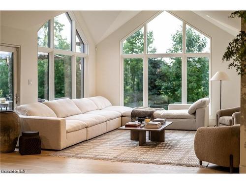 3551 Cardinal Drive, Niagara Falls, ON - Indoor Photo Showing Living Room