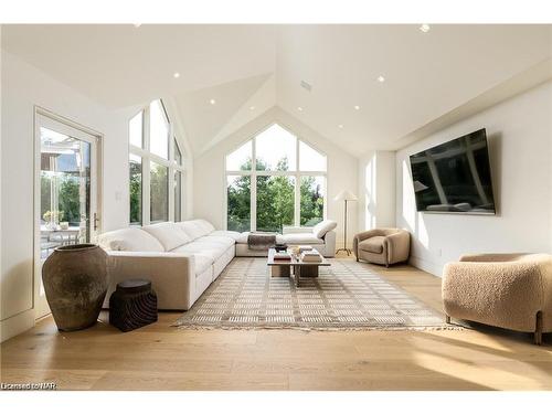 3551 Cardinal Drive, Niagara Falls, ON - Indoor Photo Showing Living Room