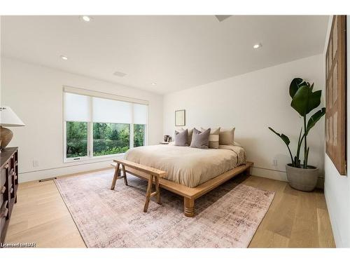 3551 Cardinal Drive, Niagara Falls, ON - Indoor Photo Showing Bedroom