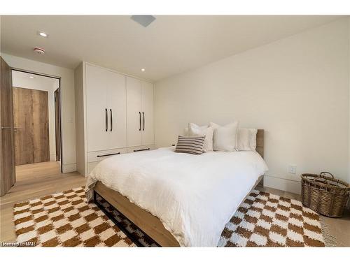 3551 Cardinal Drive, Niagara Falls, ON - Indoor Photo Showing Bedroom