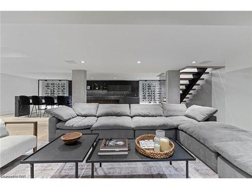 3551 Cardinal Drive, Niagara Falls, ON - Indoor Photo Showing Living Room