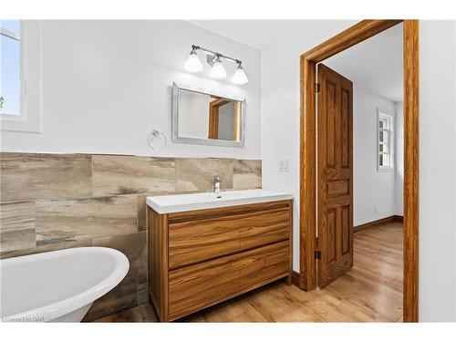3054 Thunder Bay Road, Ridgeway, ON - Indoor Photo Showing Bathroom