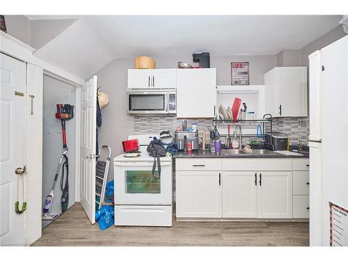 41 Albert Street, Welland, ON - Indoor Photo Showing Kitchen With Double Sink