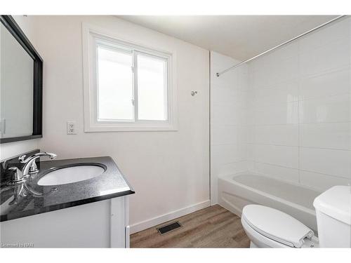 17-3322 Addison Avenue, Niagara Falls, ON - Indoor Photo Showing Bathroom