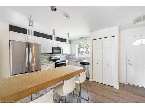 17-3322 Addison Avenue, Niagara Falls, ON - Indoor Photo Showing Kitchen With Upgraded Kitchen