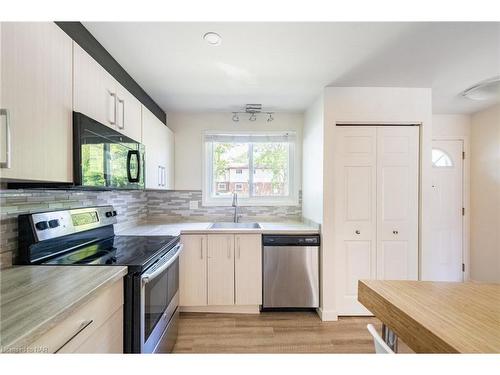 17-3322 Addison Avenue, Niagara Falls, ON - Indoor Photo Showing Kitchen