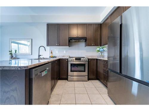 2 Froggy Drive, Thorold, ON - Indoor Photo Showing Kitchen With Upgraded Kitchen