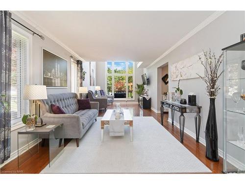 10 Meadowbrook Lane, Pelham, ON - Indoor Photo Showing Living Room