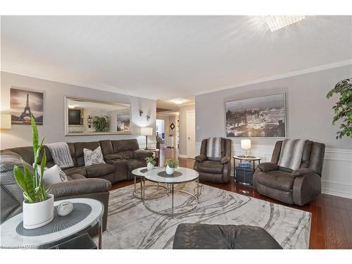 10 Meadowbrook Lane, Pelham, ON - Indoor Photo Showing Living Room