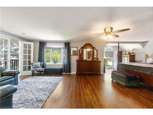 10 Meadowbrook Lane, Pelham, ON - Indoor Photo Showing Living Room